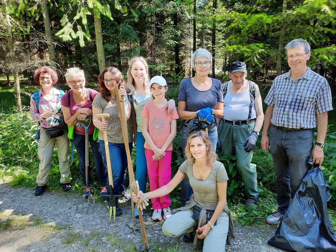 Die GLP Herzogenbuchsee bekämpft am Clean up Day Neophyten